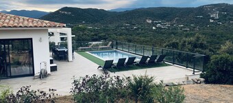 Luxury villa, 10 pers, 4bedroom, 4bathroom, swimming pool, 5 minutes drive from the beach