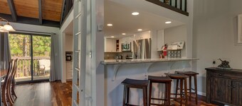 4 Bedroom Forest Condo in Lake Village, Close to town, Club house, Wifi