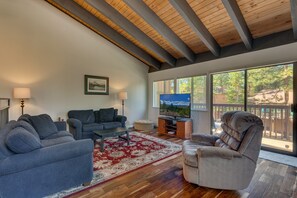 Télévision, cheminée, baby-foot