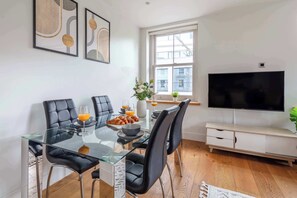 Dining - Chic Fitzrovia 1BR by Bloomsbury (London)