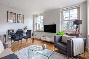 Smart TV, offices - Chic Fitzrovia 1BR by Bloomsbury (London)
