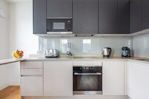 Fridge, microwave, oven, stovetop - In the Heart of Fitzrovia – Soho - Beautiful 1BR Flat in Central London (London)