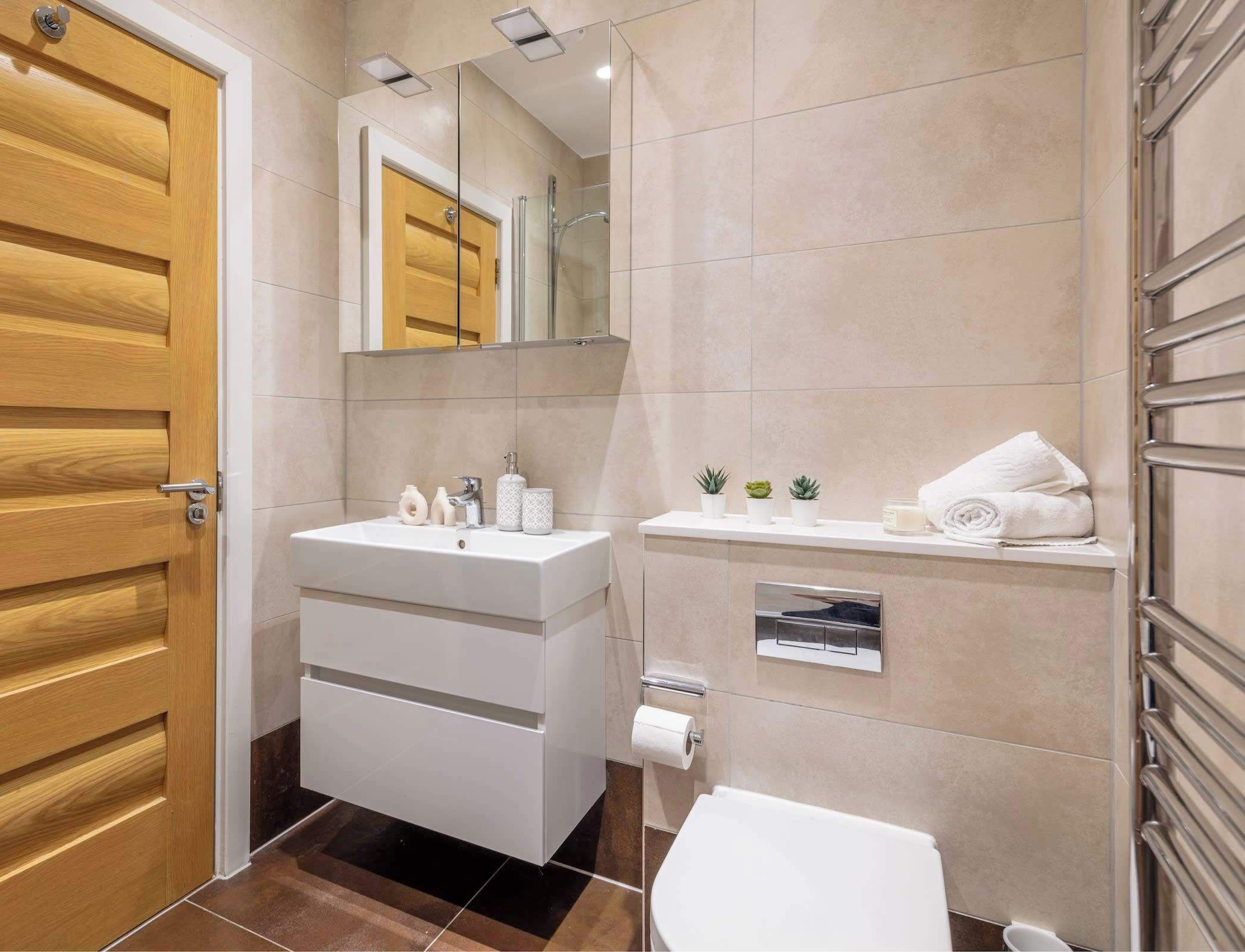 Combined shower/bathtub, hair dryer, towels, soap