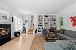 TV, fireplace, computer monitors - Large East Hampton house with heated pool and home gym - fully fenced (East Hampton)