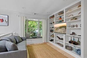 TV, fireplace, computer monitors - Large East Hampton house with heated pool and home gym - fully fenced (East Hampton)