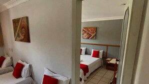 Family Quintuple Room | Desk, laptop workspace, WiFi (free), bed sheets - Hotel Teófilo Otoni (Teófilo Otoni)