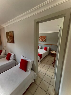 Family Quintuple Room | Skrivebord, skrivebord for bærbar PC, wi-fi (inkludert) og sengetøy