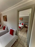 Family Quintuple Room | Escrivaninha, espaço de trabalho para notebook, Wi-Fi de cortesia