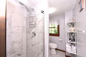 Shower, towels - Stay at One of the Most Convenient Locations in North Conway, NH! (North Conway)