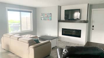 Televisión y chimenea