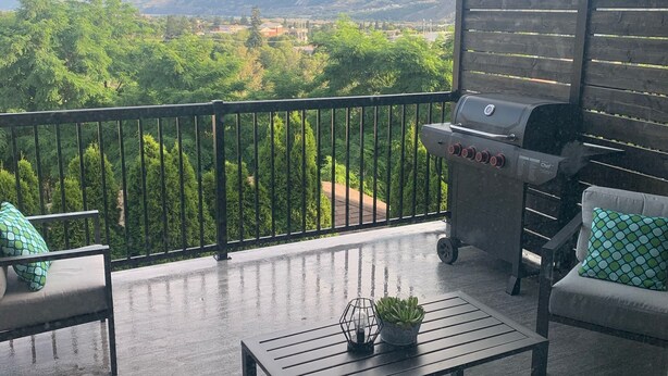 Un balcó amb vistes a les muntanyes, una barbacoa i places per seure.