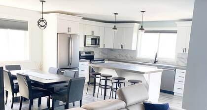 Beautiful suite in great neighbourhood, modern finishes and steps to KVR trail.