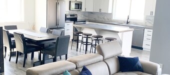 Beautiful suite in great neighbourhood, modern finishes and steps to KVR trail.