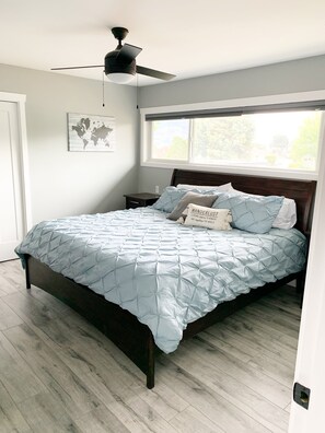 2 bedrooms, iron/ironing board, WiFi, bed sheets - Beautiful suite in great neighbourhood, modern finishes and steps to KVR trail. (Penticton)