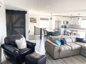 TV, fireplace - Beautiful suite in great neighbourhood, modern finishes and steps to KVR trail. (Penticton)
