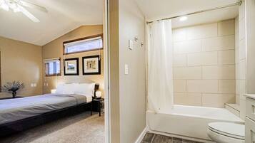 3 sovrum, memory foam-madrasser, skrivbord och strykjärn/strykbräda