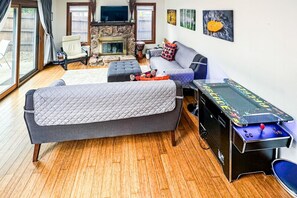 Smart TV, fireplace, Netflix, Hulu