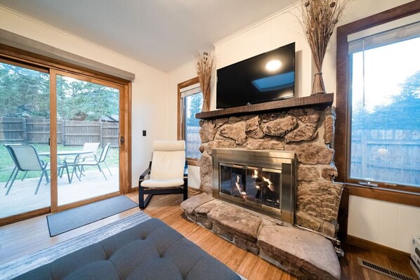 Smart-tv, een open haard, Netflix en Hulu