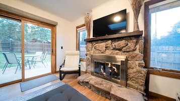 Smart-tv, eldstad, tv-spel och Netflix