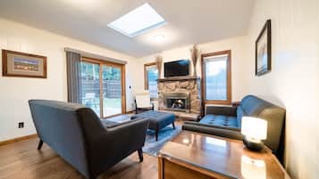 Smart-tv, eldstad, tv-spel och Netflix