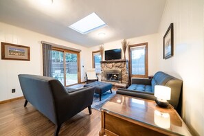 Smart TV, fireplace, video games, Netflix - SALE! Hot tub, dogs OK, AC, Nat`l Park Views (Estes Park)