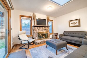 Smart TV, fireplace, video games, Netflix - SALE! Hot tub, dogs OK, AC, Nat`l Park Views (Estes Park)