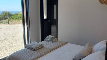 4 bedrooms, desk, iron/ironing board, travel cot