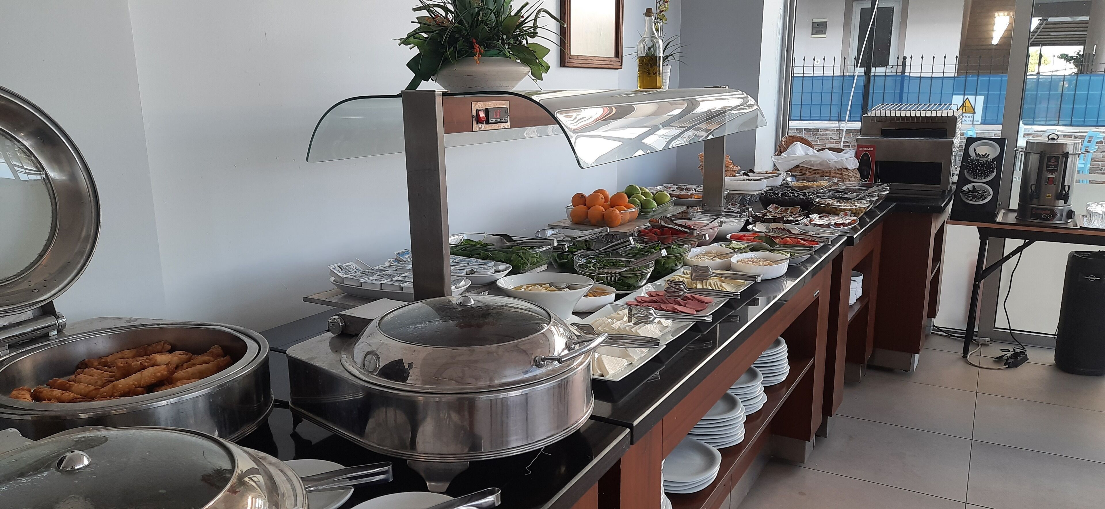 Desayuno buffet (EUR 9 por persona) 