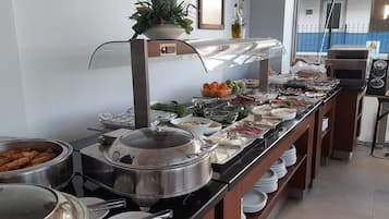 Tägliches Frühstücksbuffet (9 EUR pro Person)