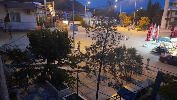 A hotel with a balcony, outdoor seating, and a view of the surrounding area. - Batu Pansiyon (Denizli)