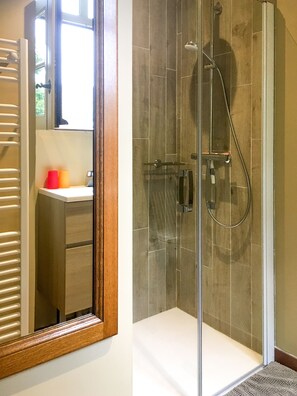 Combined shower/bathtub, hair dryer, towels, soap - VILLAS DU PARC EN BOURGOGNE, 20 pers, 5*, European Ecolabel  (Vanvey)