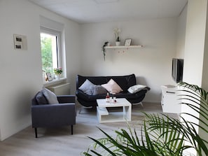 Een televisie en een dvd-speler