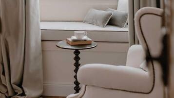 Comfort Room | Living area | 40-inch Smart TV with satellite channels, TV