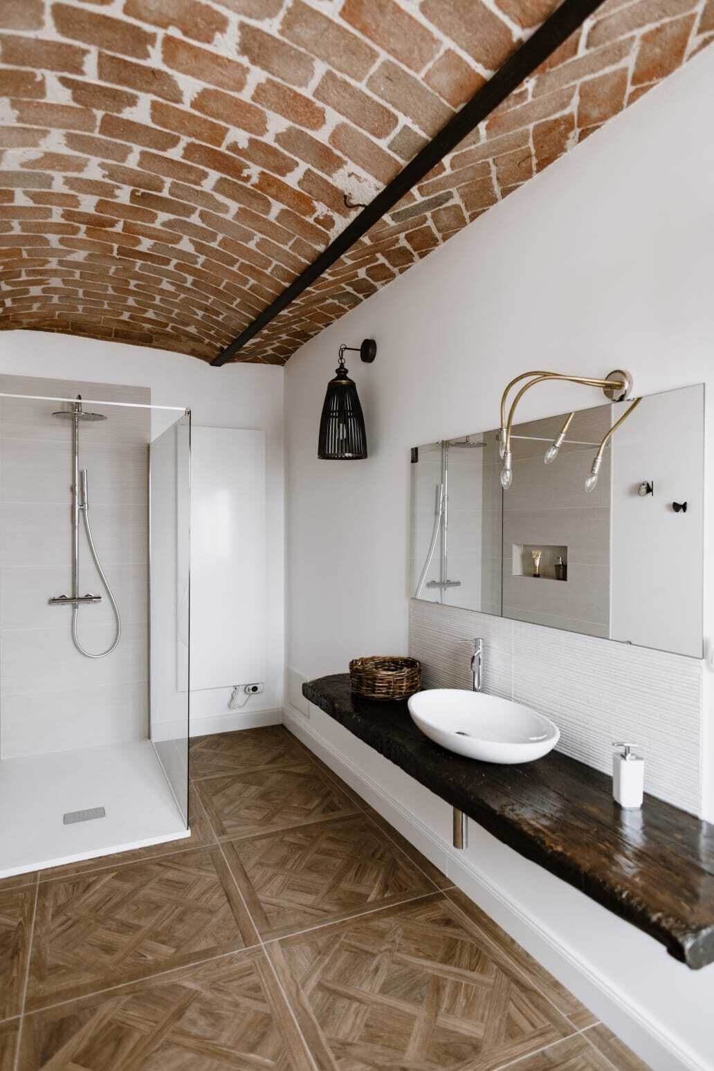 Habitación Confort | Baño | Ducha, cabezal de ducha tipo lluvia, secador de pelo y zapatillas