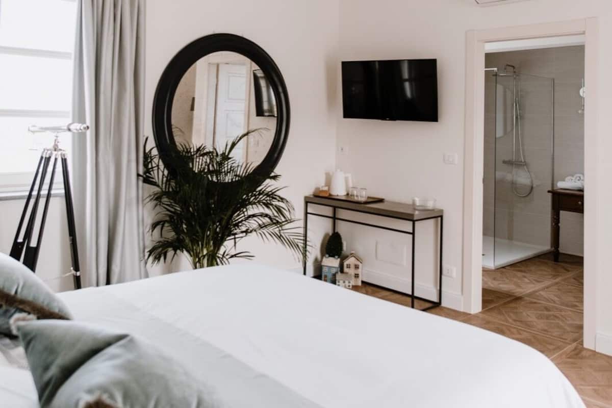 Chambre Luxe | Literie de qualité supérieure, couette en duvet d'oie, bureau