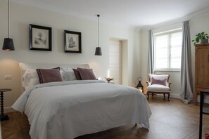 Habitación de diseño | Ropa de cama de alta calidad, edredones de plumas, escritorio