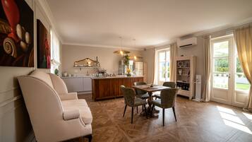 TV connectée de 40 pouces avec chaßnes par satellite, télévision