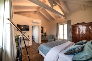 Quarto superluxo | Roupas de cama premium, edredons de pluma, escrivaninha