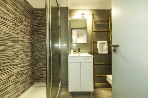 Shower, hair dryer, towels - B20 - Sun and Pool Apartment (Lagos)