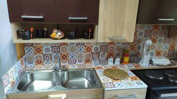 Geladeira, micro-ondas, fogão, cafeteira/chaleira