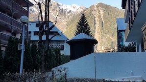 A mountain view with a building in the foreground. - Perfect for couples, friends and small families. (Chamonix-Mont-Blanc)