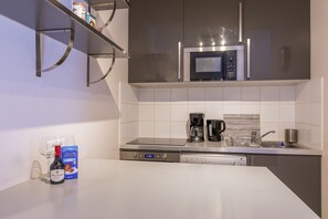 Microwave, oven, coffee/tea maker, cookware/dishes/utensils - Perfect for couples, friends and small families. (Chamonix-Mont-Blanc)