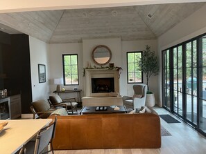 Smart-TV, Kamin, Videospiele, Tischfußball