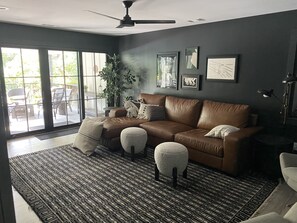 Smart-TV, Kamin, Videospiele, Tischfußball