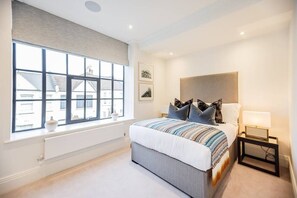 2 bedrooms, iron/ironing board, WiFi - Designer 2-Bed Apartment by the Thames-1st floor (London)