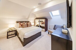 2 bedrooms, iron/ironing board, WiFi