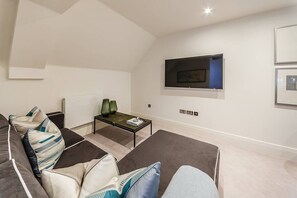 TV, offices - Luxury Two Bedroom Riverside Penthouse (Greater London)