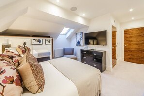 2 bedrooms, iron/ironing board, WiFi