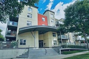 Exterior - ICE District 2BDRM A/C Condo W/Laundry + U/Parking (Edmonton)