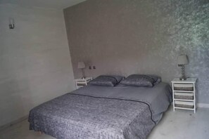 3 makuuhuonetta, silitysrauta/-lauta, vauvan matkasänky, Wi-Fi